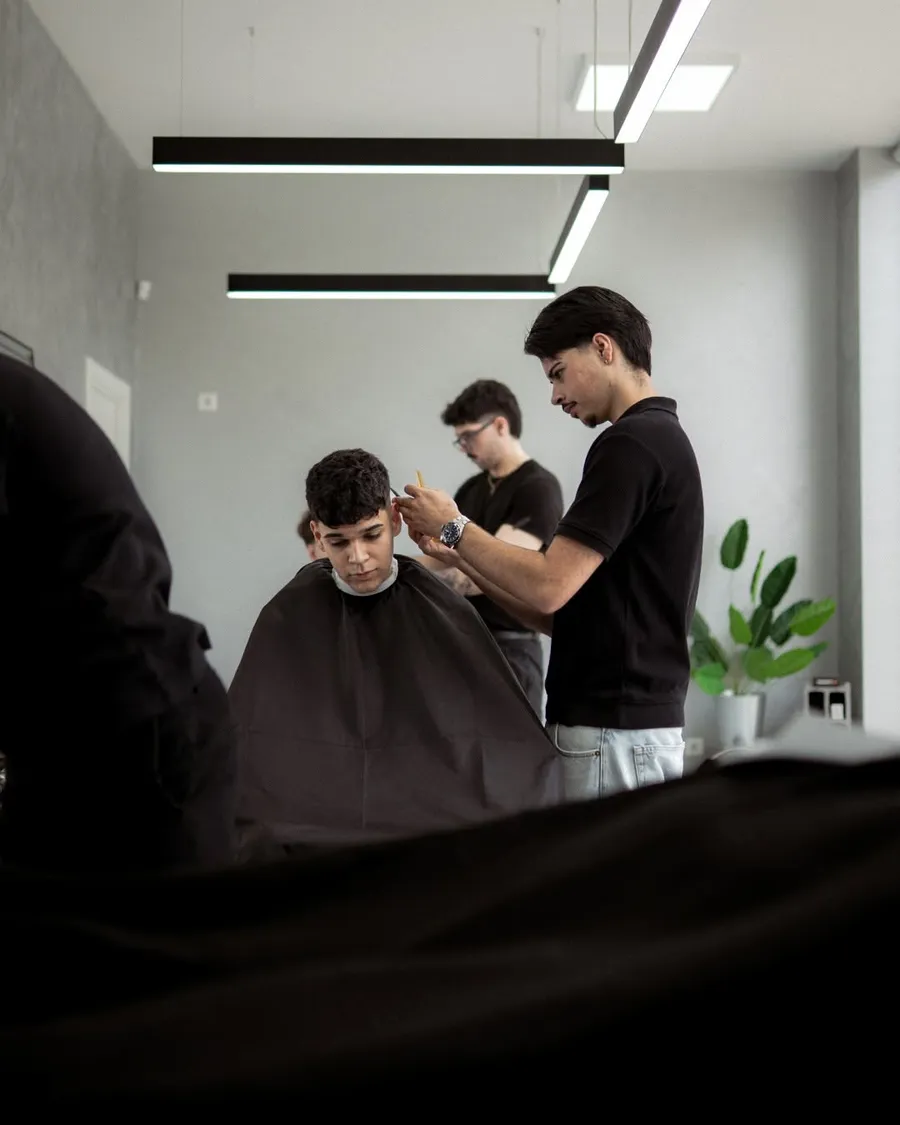 Dois barbeiros a trabalhar na sala