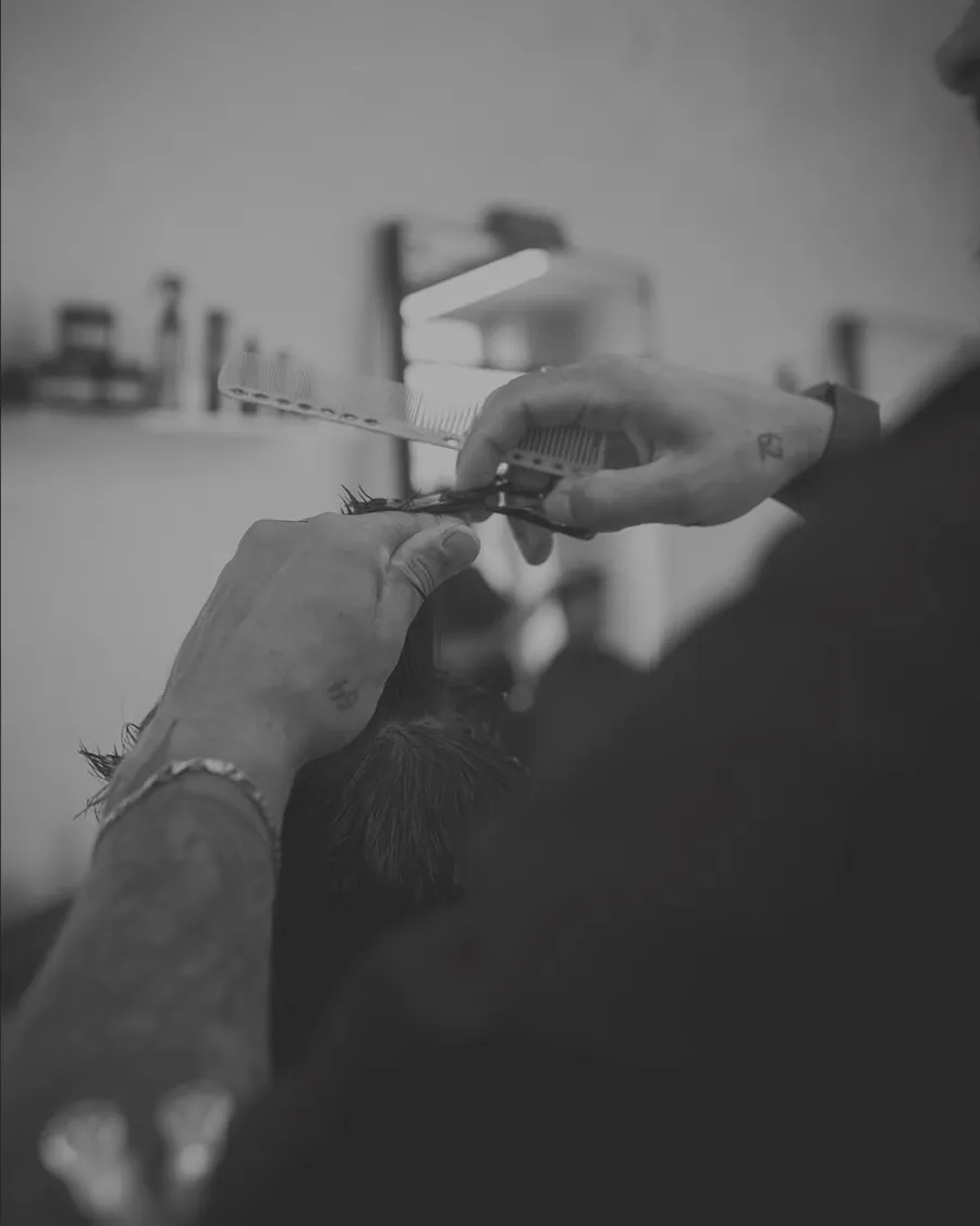 Tesoura e pente, a preto e branco