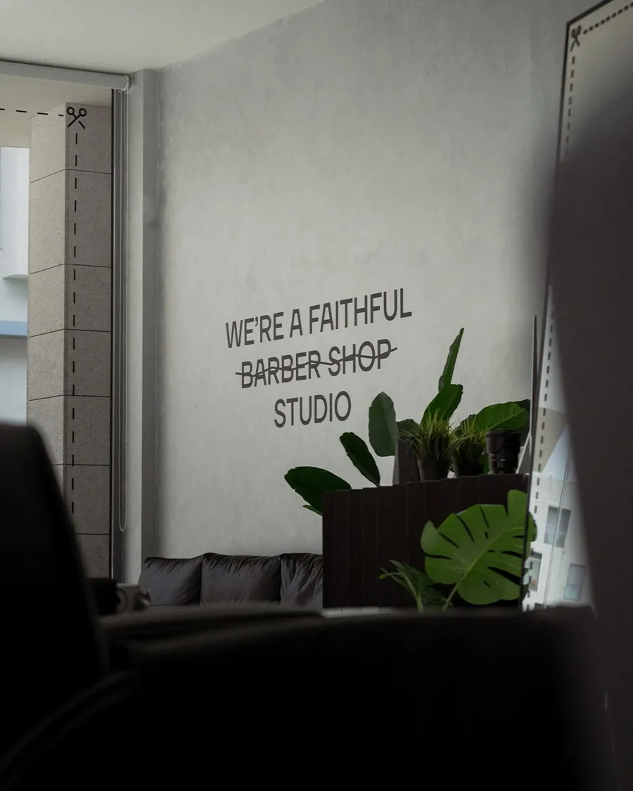 O lema da casa na parede da sala