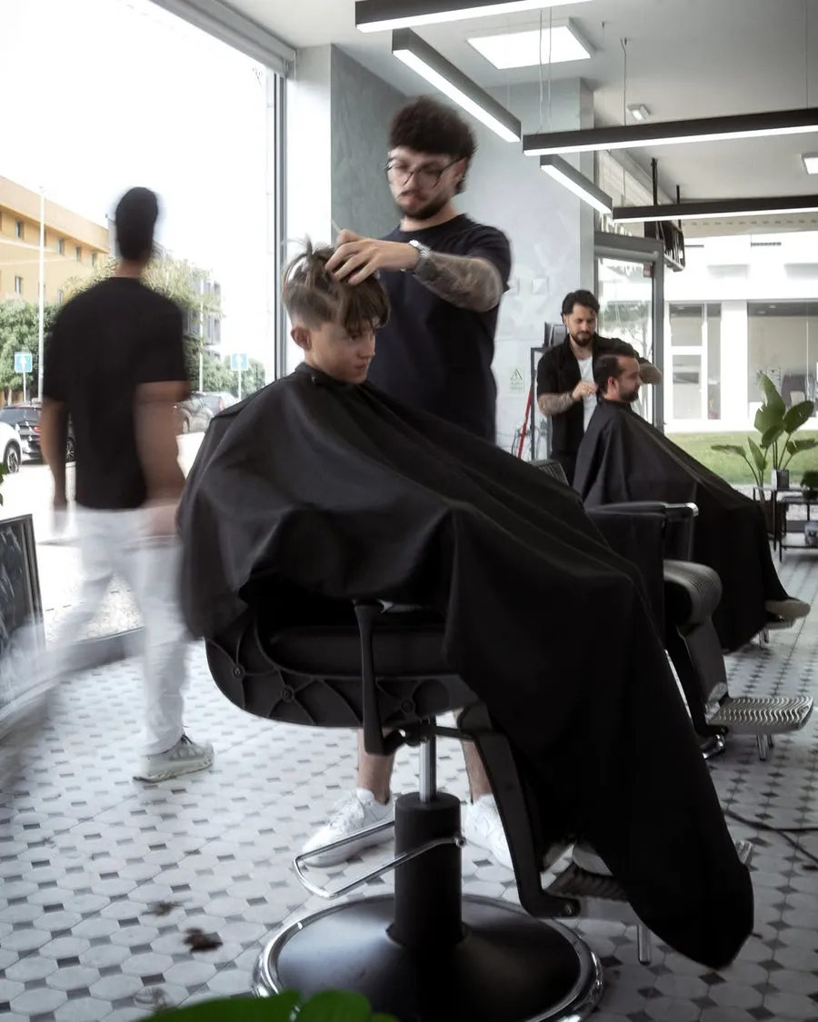 A sala vista da montra, com a rua lá fora